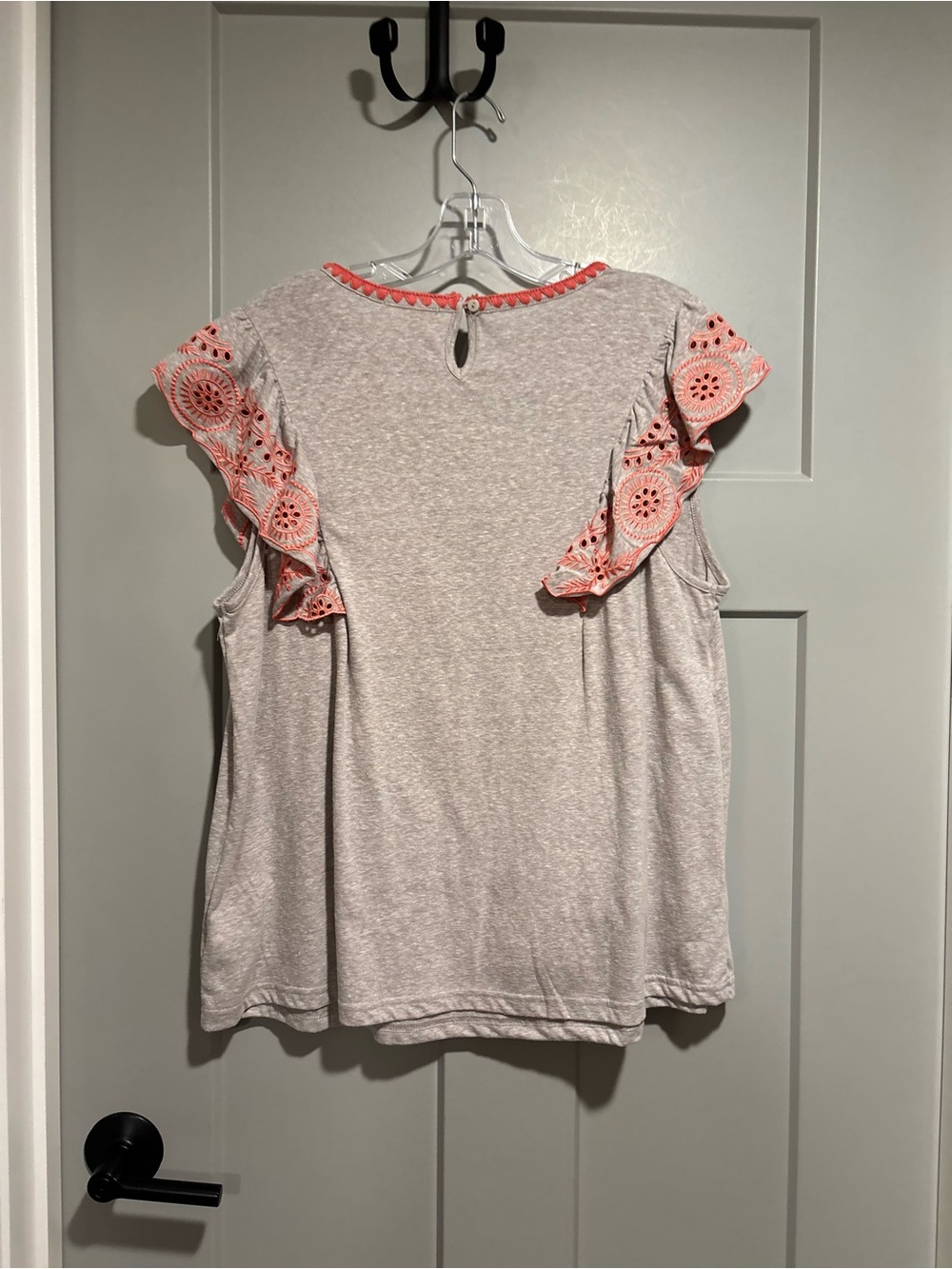 easel Gray Tee with Coral Eyelet Ruffle Sleeves - Picture 4 of 4
